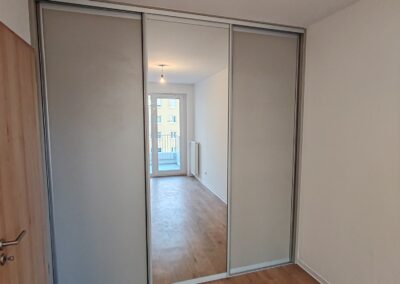 Tolóajtós szekrény bútortér