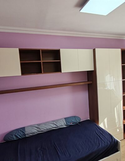 Gyerekszoba szekrény magasfényű ajtókkal