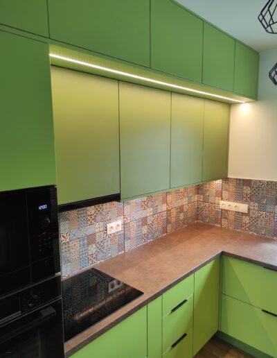 Konyhabútor fogantyúk nélük, világítással