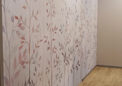 Tapétázott ajtajú szekrény