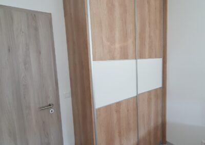 tolóajtós szekrény